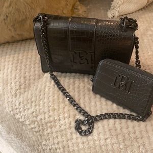 It’s a black hand bag with chin link and wallet is FREE